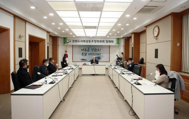 20221213_2022_강원도사회갈등조정위원회_위원_위촉장_수여040(조일현_위원장_-_본관회의실).jpg